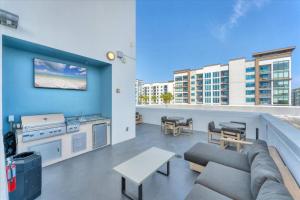 a large living room with a couch and a kitchen at New 1 Bedroom Condo in Orlando Downtown in Orlando