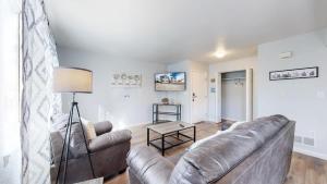 Гостиная зона в Great two bedroom spot near airport