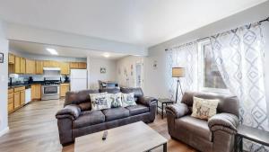 Кухня или мини-кухня в Great two bedroom spot near airport
