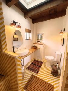 un bagno con lavandino e WC di La Dea - Entire Boutique Hotel a Santa Fe