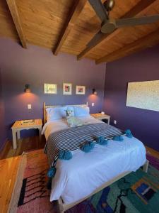 una camera da letto con un letto grande con pareti viola di La Dea - Entire Boutique Hotel a Santa Fe