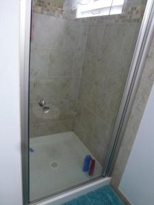 eine Dusche mit Glastür im Badezimmer in der Unterkunft Ocean Block Beach Badges Cute Cottage In The Oceanblock No Streets To Cross 7 Houses To The Ocean Rear Cottage 13048 in Surf City