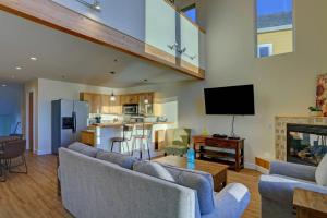 a living room with two couches and a kitchen at Lakeshore Lodging Lodge 713 in Homer +17 photos