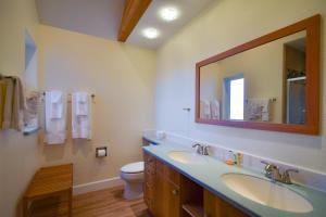 Phòng tắm tại Lakeshore Lodging Lodge 713 +17 ảnh