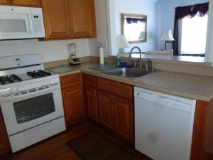 eine Küche mit weißem Herd und Spüle in der Unterkunft Ocean Block Beach Badges Cute Cottage In The Oceanblock No Streets To Cross 7 Houses To The Ocean Rear Cottage 13048 in Surf City + 1 Foto