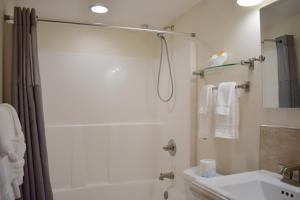 Et badeværelse på Lakeshore Lodging Lodge 622