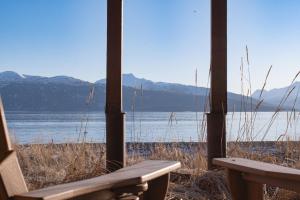 un banco sentado frente a una vista del lago en Lakeshore Lodging Lodge 613, en Homer 3 fotos más
