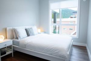Ένα ή περισσότερα κρεβάτια σε δωμάτιο στο 2 Bedroom with Lake and Mtn Views