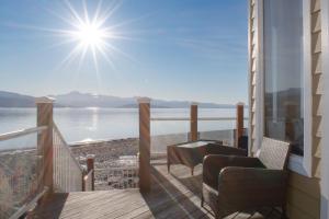 un balcón con vista al agua en Lakeshore Lodging Lodge 711, en Homer