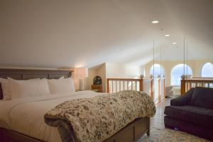 Un dormitorio con una cama grande y un sofá. en Lakeshore Lodging Lodge 711, en Homer