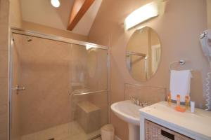 Ένα μπάνιο στο Lakeshore Lodging Lodge 710 +15 φωτογραφίες
