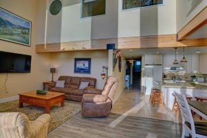 una sala de estar con un sofá y una mesa en Lakeshore Lodging Lodge 711, en Homer