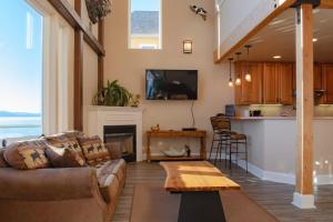 a living room with a couch and a fireplace at Lakeshore Lodging Lodge 709 in Homer