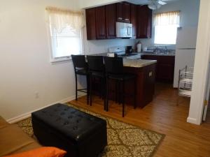 Η κουζίνα ή μικρή κουζίνα στο Ocean Block Beach Badges Washer & Dryersurf City Small But Cute Rear Apartment On The Oceanblock - No Streets To Cross And Only 7 Houses To The