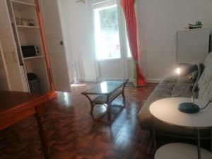 un soggiorno con un divano e un tavolo di Gîte les iris Laroque 34 DOUBLON a Laroque