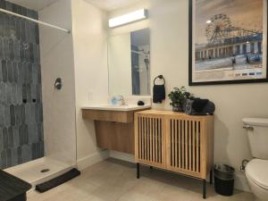 Foto de la galería de The James Suite One-Newly Built, 2 BR, Beach Block en Atlantic City