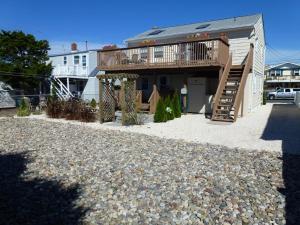 uma casa com um deque e uma escada em Wifi, Deck,yard, Ocean Side Duplex 2Nd Floor In Ship Bottom 10609 em Ship Bottom