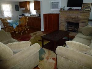 uma sala de estar com dois sofás e uma lareira em Wifi, Deck,yard, Ocean Side Duplex 2Nd Floor In Ship Bottom 10609 em Ship Bottom
