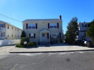 uma casa grande com uma entrada de automóveis na frente em Wifi, Deck,yard, Ocean Side Duplex 2Nd Floor In Ship Bottom 10609 em Ship Bottom mais 4 fotografias
