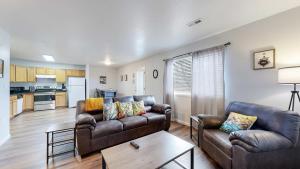 Una sala de estar con dos sofás y una mesa. en Spacious two bedroom apartment near DIA, en Brighton