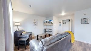 una sala de estar con un sofá y dos sillas en Spacious two bedroom apartment near DIA, en Brighton