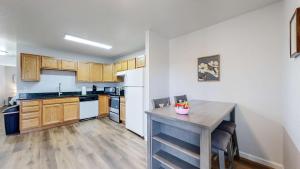 Una cocina con gabinetes de madera y una mesa con sillas. en Spacious two bedroom apartment near DIA, en Brighton 18 fotos más