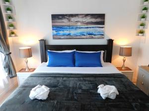 Cama o camas de una habitación en Sunset 205, sleeps six, next door to the pool, 100m to the beach!