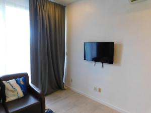 Una televisión o centro de entretenimiento en Sunset 205, sleeps six, next door to the pool, 100m to the beach!
