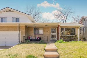 una grande casa con portico di Charming two bedroom family home in coveted neighborhood a Denver