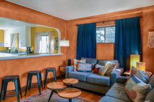 un soggiorno con divano e tavoli e una cucina di Charming two bedroom family home in coveted neighborhood a Denver Altre 19 foto