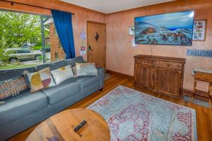 un soggiorno con un divano e un tavolo di Charming two bedroom family home in coveted neighborhood a Denver