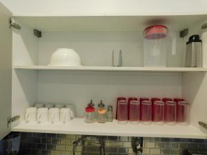 Una cocina o zona de cocina en Sunset 205, sleeps six, next door to the pool, 100m to the beach!