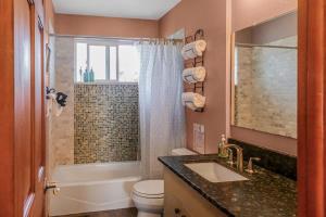 un bagno con lavandino, WC e doccia di Charming two bedroom family home in coveted neighborhood a Denver