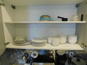 Una cocina o zona de cocina en Sunset 205, sleeps six, next door to the pool, 100m to the beach!
