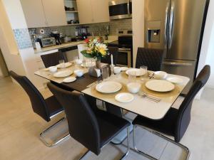 Una cocina o zona de cocina en Sunset 205, sleeps six, next door to the pool, 100m to the beach!