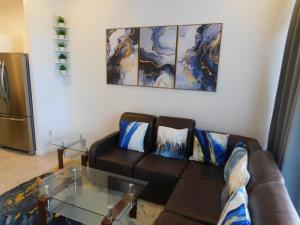 Zona de estar de Sunset 205, sleeps six, next door to the pool, 100m to the beach!