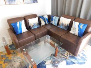 Zona de estar de Sunset 205, sleeps six, next door to the pool, 100m to the beach!