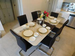 Una cocina o zona de cocina en Sunset 205, sleeps six, next door to the pool, 100m to the beach!