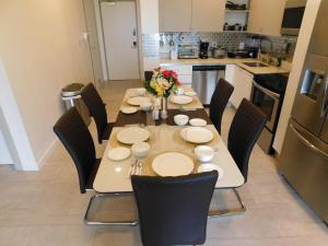 Una cocina o zona de cocina en Sunset 205, sleeps six, next door to the pool, 100m to the beach!