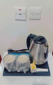 a tea kettle sitting on a counter next to a rock at فندق شموخ الماسة الفندقية in Az Zahrāʼ