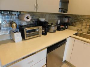 Una cocina o zona de cocina en Sunset 205, sleeps six, next door to the pool, 100m to the beach!