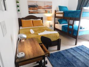 Cama o camas de una habitación en Sunset 205, sleeps six, next door to the pool, 100m to the beach!