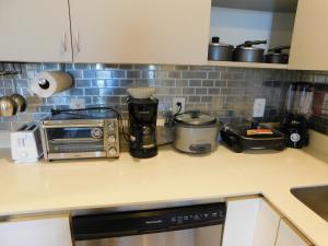 Una cocina o zona de cocina en Sunset 205, sleeps six, next door to the pool, 100m to the beach!