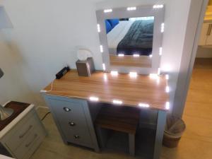Una televisión o centro de entretenimiento en Sunset 205, sleeps six, next door to the pool, 100m to the beach!