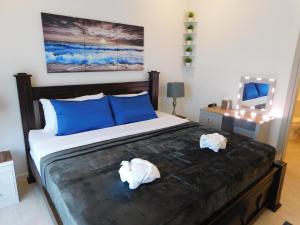 Un dormitorio con una cama con dos toallas encima. en Sunset 205, sleeps six, next door to the pool, 100m to the beach!, en Jacó