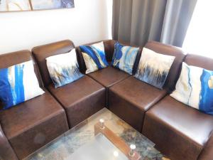 Zona de estar de Sunset 205, sleeps six, next door to the pool, 100m to the beach!