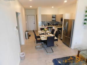Una cocina o zona de cocina en Sunset 205, sleeps six, next door to the pool, 100m to the beach!