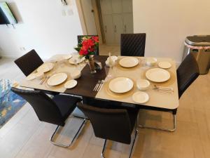 Zona de estar de Sunset 205, sleeps six, next door to the pool, 100m to the beach!