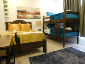 Un dormitorio con dos literas y un escritorio. en Sunset 205, sleeps six, next door to the pool, 100m to the beach!, en Jacó 37 fotos más