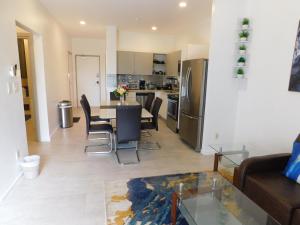 Una cocina o zona de cocina en Sunset 205, sleeps six, next door to the pool, 100m to the beach!